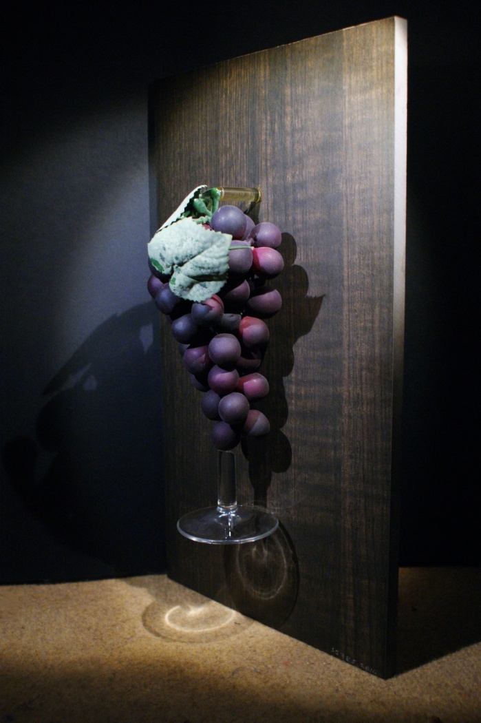 "succo di roccia" nebbiolo della valtellina - 2014 - grappolo d'uva sorretto da base di calice - il tutto su piastrella appendibile